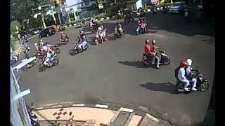 preview picture of video 'Kecelakaan di Perempatan Diponegoro Tuban 02'