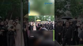 Momen Pilu Pemakaman Lula Lahfah, Reza Arap Terduduk Lemas di Samping Makam