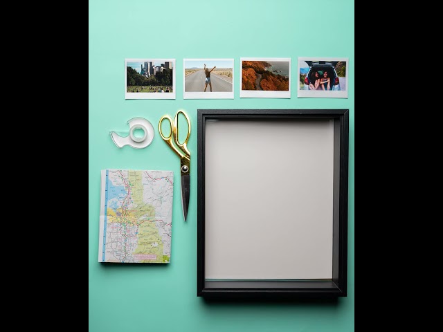Vídeo relacionado con Bcuuozeeing Juego de 3 marcos de fotos acrílicos para fotos Instax Mini de 2 x 3 pulgadas, marco de fotos iridiscente, marco de fotos transparente, para escritorio, escuela, decoración familiar