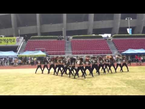 Korean Cheerleaders!! 서울종합예술학교 의 쩌는 댄스!!!!