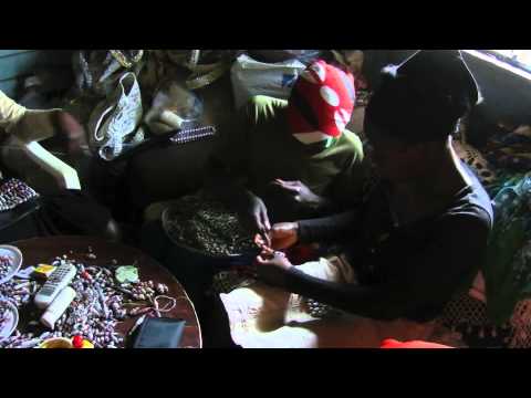 KUSTAWI by Right 2 Thrive - Making the handbags