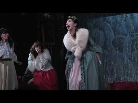 Fraîchement débarqué de Stockholm pour séjourner chez ses cousins, Frédéric entame la conquête de...