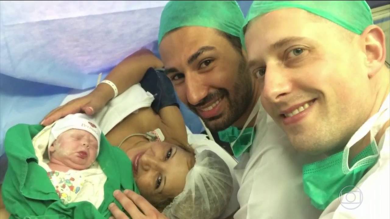 Mulher oferece ventre para bebê de filho gay