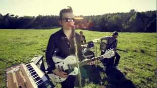 Le Pantalon Music Video