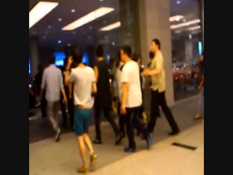 [Fancam] G-Dragon & Taeyang @ Pavilion KL 121028