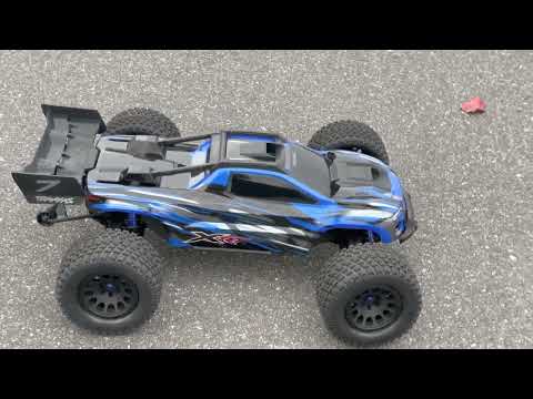 TRAXXAS XRT-8S 1ST RUN ON 4S | PARKING LOT RUN | BONE STOCK OUT THE BOX