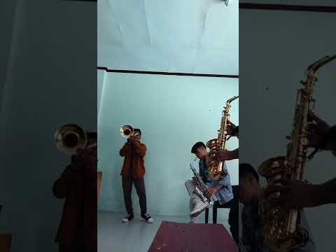 Instrument Tiup Trombone and saxophone lagu parhobbus-hobbus do