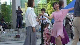 32「ダンス」 ピンクの女性、前も後ろも刺激的なダンス