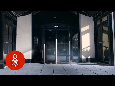 気まずい出会いから回転ドアが生まれた経緯 (How the Revolving Door Was Born Out of Awkward Encounters)