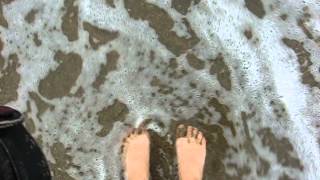 preview picture of video 'Getting my feet wet in the Pacific Ocean'