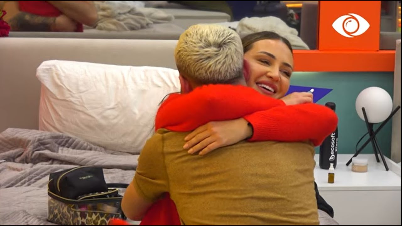 Kiara e përqafon, Luizi skuqet i tëri