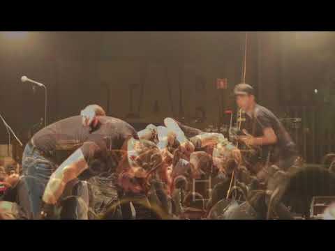 Zaključek koncerta Iskrenih Kretenov