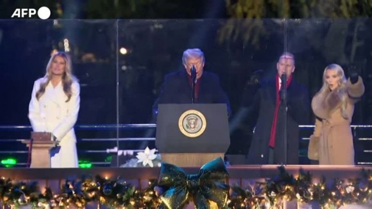 Trump e Melania illuminano l'albero di Natale a Washington