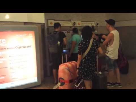 Biglietteria della metro. Turisti ostaggio della questuante