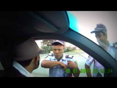 Azərbaycan polisi və dirəşən sürücü  Полицейский и водитель