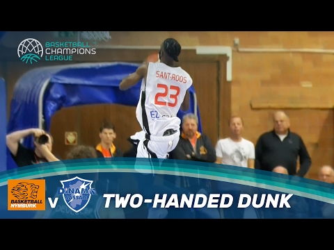 Sant-Roos with the two-handed dunk against Dinamo Sassari