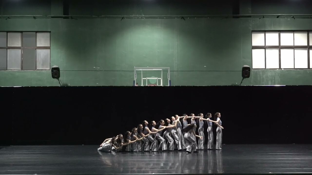 Vidéo Under My Skin, Compagnie Yadre