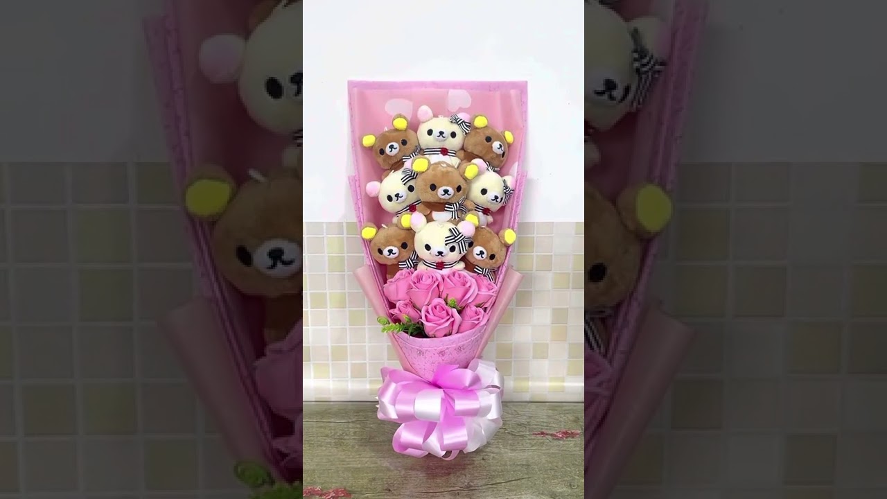Buquê de Ursinho e Flores de Pelúcia - Dia dos Namorados | Link na Bio | Hadrek Store