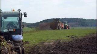 preview picture of video 'Epandage de fumier avec Claas et New holland / Spreading of manure with Claas and New Holland'