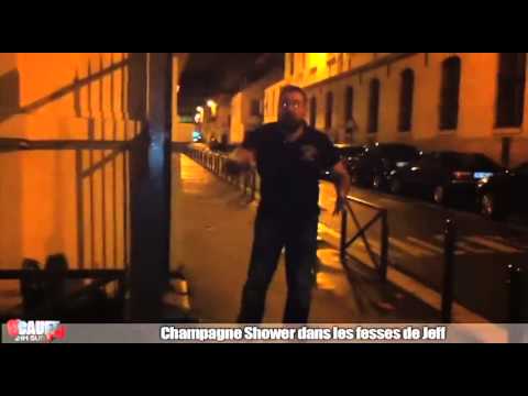 Jeff prend des bouchons de champagne dans les fesses et le public prend une douche [Cauet-NRJ]