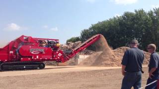 preview picture of video 'Rotochopper B66 Grinding Slab Wood'