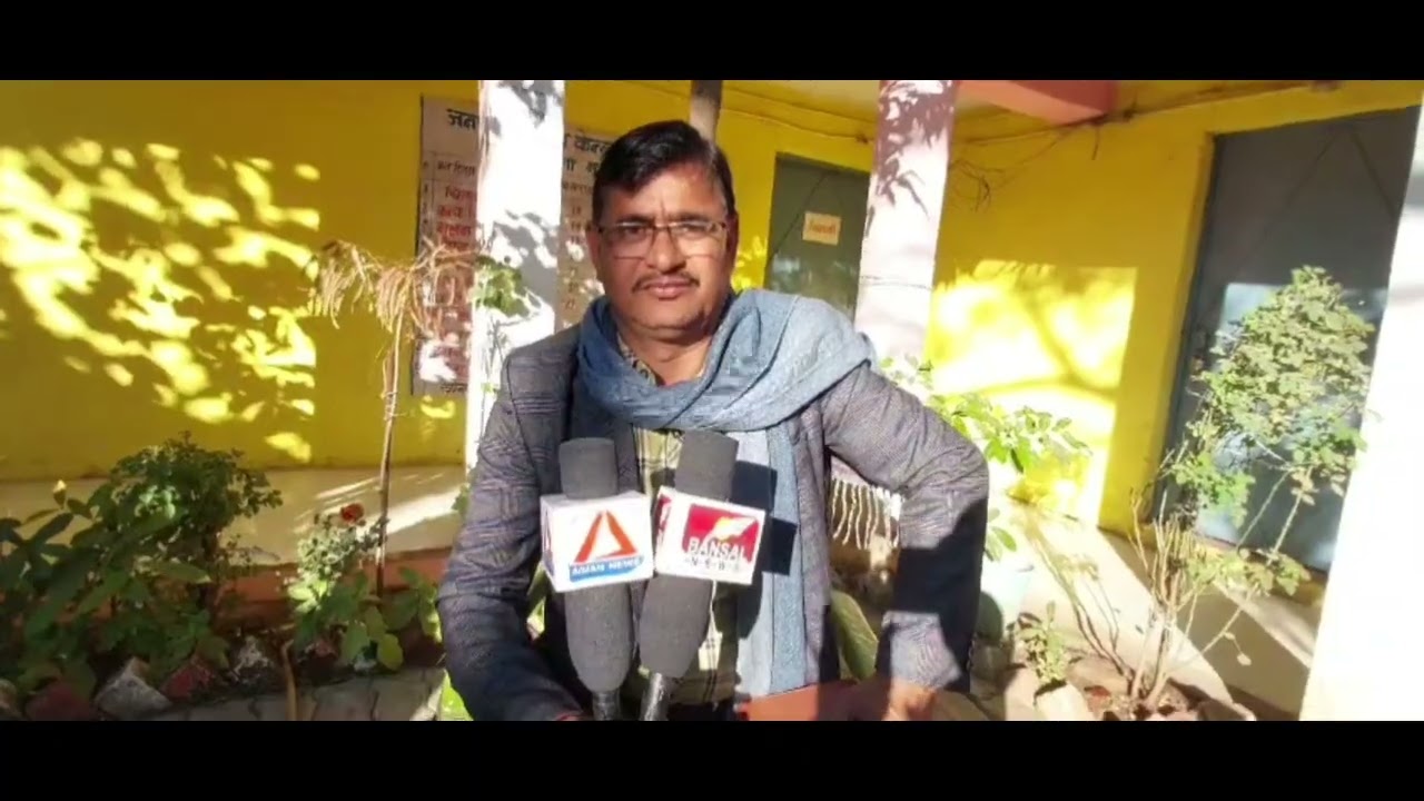 #विदिशा जिले में सरकारी स्कूल में शिक्षक बच्चे के बस्ते पर सर रखकर सोते मिले,video हो गया viral.....