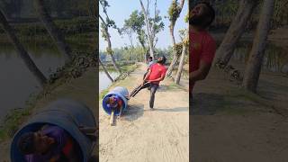 Download lagu The man is tying the drum inside the drum mp3