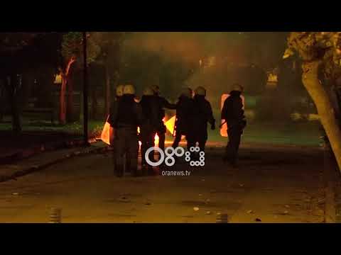 Ora News- “Luftë” në rrugët e Athinës mes anarkistëve dhe forcave të policisë
