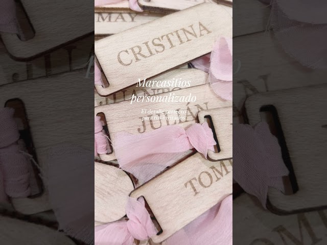 Vídeo relacionado con Marcasitios de madera. Nombre marcasitios Personalizados. Con Opción a Imán Pedido mínimo 5 Marcasitios. Ideal bodas, comuniones, bautizos, cumpleaños, celebraciones