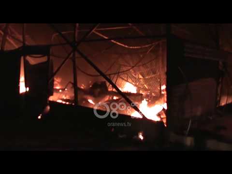 Ora News - Zjarri shkrumbon tregun industrial të Laçit