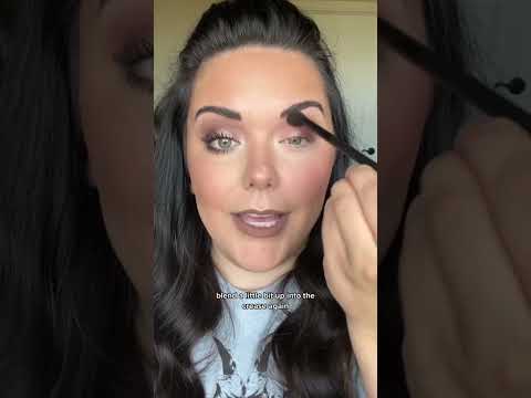 Eyeshadow for Green Eyes 💚 wanderlushbeauty.com #makeupshorts #eyeshadowtutorial #easyeyeshadow