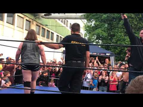 Der Waschbär Laurance Roman bei Next Step Wrestling Open Air in Dresden (02.06.18)