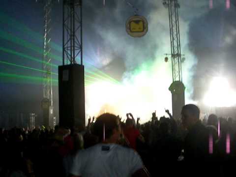 Showtek @ Creamfields 2011 [Marcel Woods - The Bottle (Showtek RMX)[Derailed Traxx Grey]]