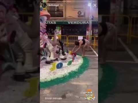 Una chica entra y sale de una Falla con Ninots en sus manos | Fallas 2021