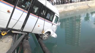 Anadolu Ajansı - Yolcu minibüsü köprüde asılı kaldı