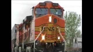 preview picture of video 'BNSF 4175 EB at Henrietta. MO'