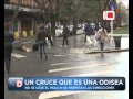 Video: Un Cruce que es una Odisea 