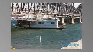 preview picture of video 'Houseboat wedged under Batemans Bay Bridge'