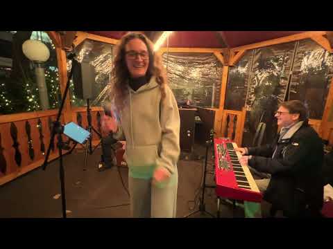 Iva, Ray und Nancho auf dem Weihnachtsmarkt Winterwald (Gerhart Hauptmann Platz) am 15. Dez. 2025.