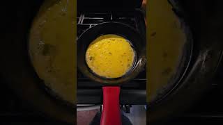 How to cook scrambled eggs in your cast iron skillet