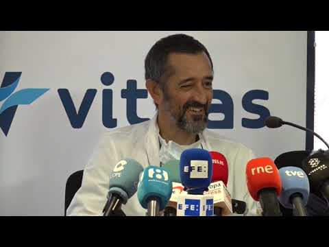 Cavadas extirpa un tumor gigante que hacía que la cara del paciente llegara por debajo de la cintura