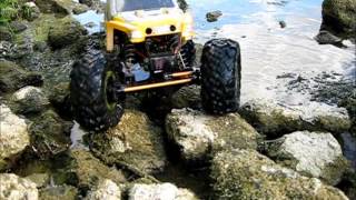 preview picture of video 'Axial AX-10 rock crawler 4wd off road in Montbazon, France.'