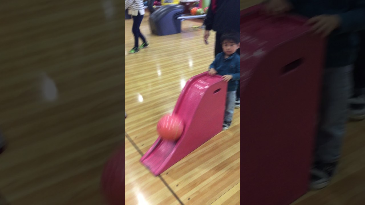 小さい子でも楽しめるボウリング　ノーガター＆子ども補助台