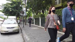 バンコクの外れを駅から駅まで（Tao PoonからBang Sue Station）歩いていくおじさんたちの会話