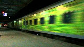 preview picture of video '12298 Pune Ahmedabad Duranto overtake 12901 Gujarat Mail at Nadiad'