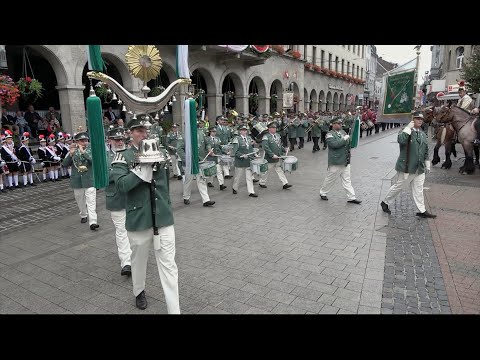 Schützenfest 2025 in Neuss. Die St. Hubertus Schützengesellschaft, und Schützengilde ziehen auf.