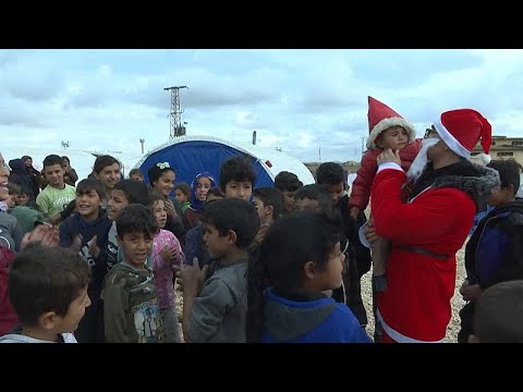 شاهد "بابا نويل" يدخل البهجة إلى قلوب أطفال مخيم واشوكاني بالحسكة …