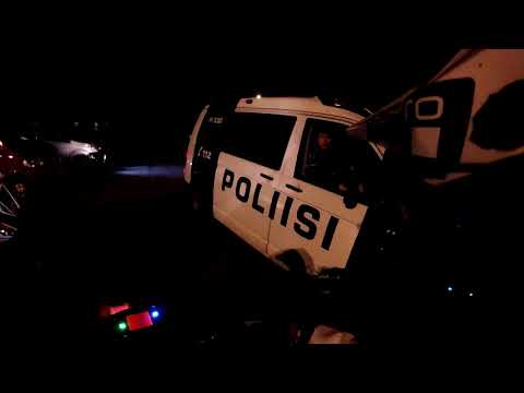Poliisi häätää ja huomauttaa valoista