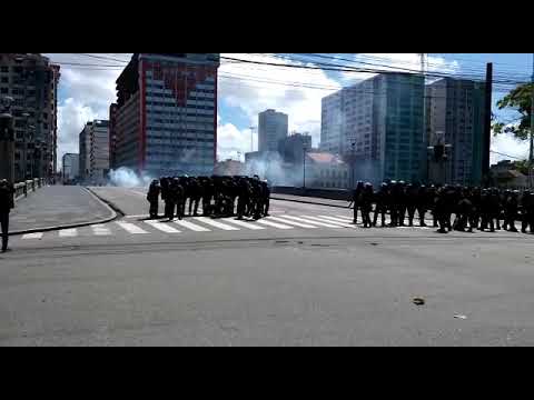 Batalhão de Choque da Polícia Militar tenta dispersar protesto contra Bolsonaro no Recife