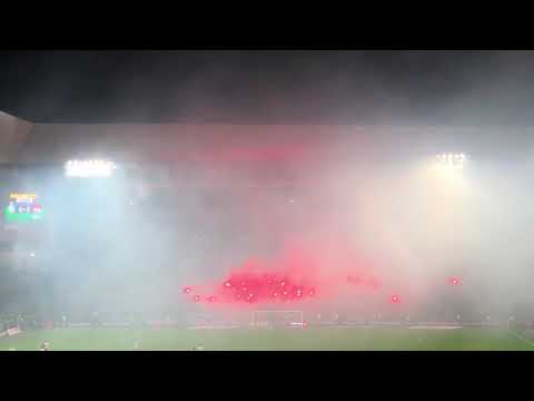 Saint-Etienne vs Lyon 05/11/2017 : Craquage de fumi au début de la 2éme mi-temps dans Kop Nord.